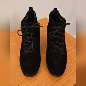 Clarks Artisan Leyden Bell Black Suede Lace-Up Low Block Heel Ankle Bootie 8M